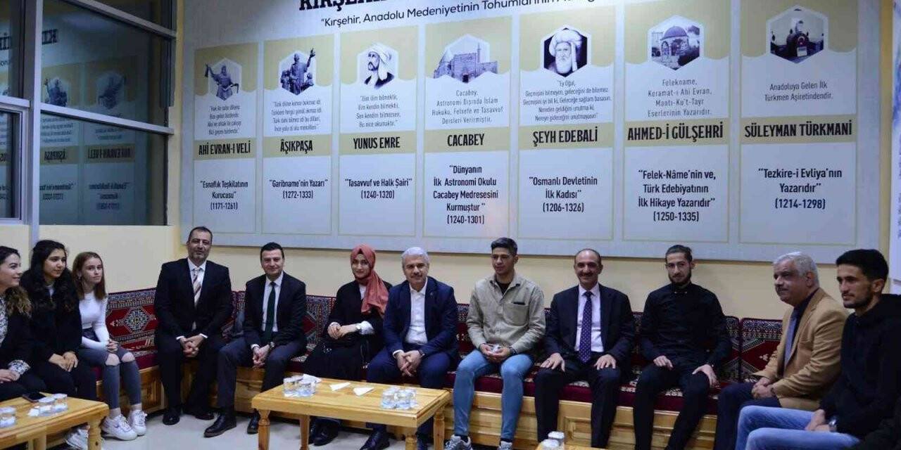 Vali Akın üniversite öğlencileriyle bir araya geldi