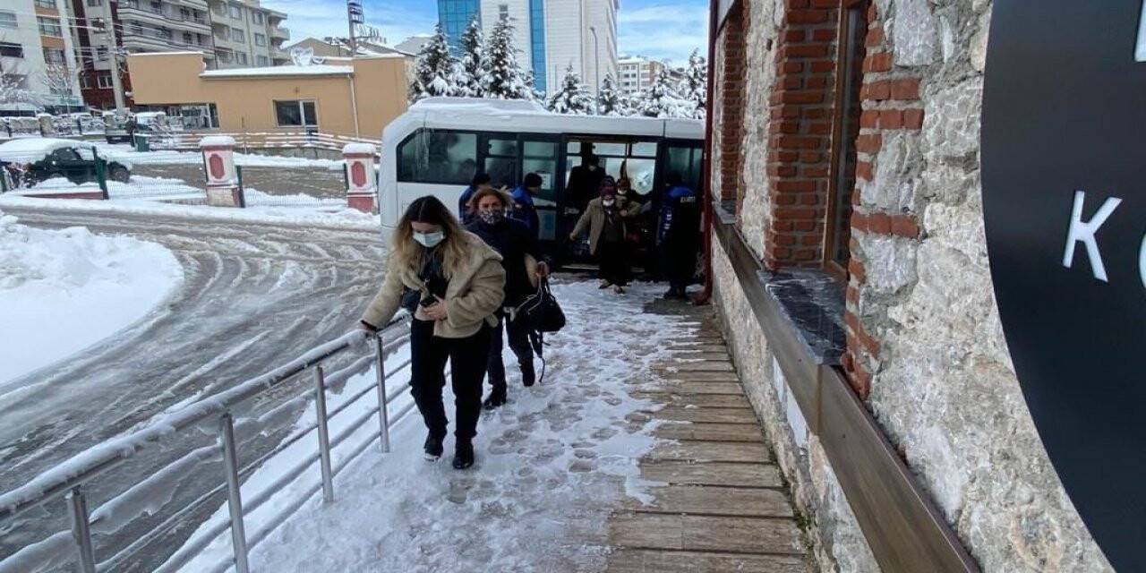 Yolda kalan vatandaşlara sıcak çorba ikram edildi