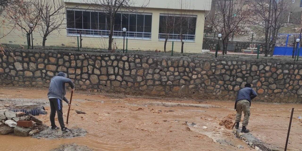 Taşan dere evleri su altında bıraktı