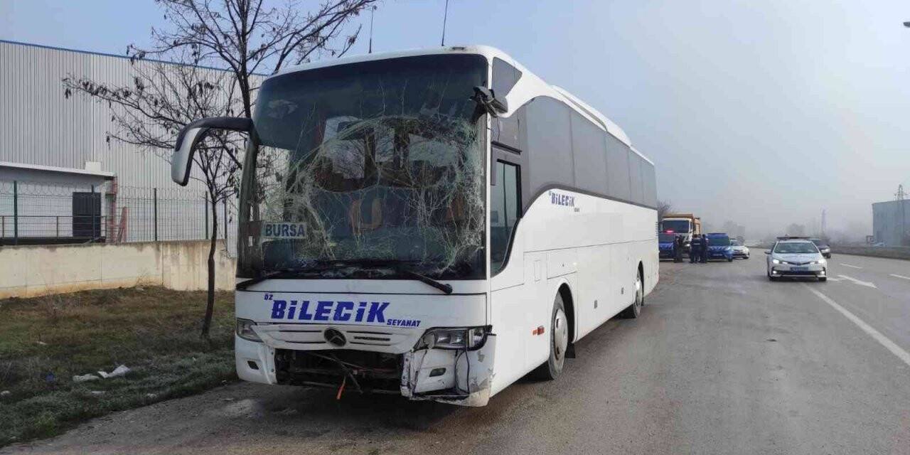 İşçi servisi sis sebebiyle kamyona çarptı