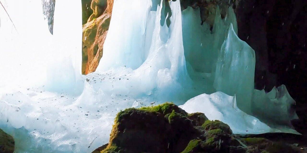 Mağarada buz dikitler hayran bıraktı