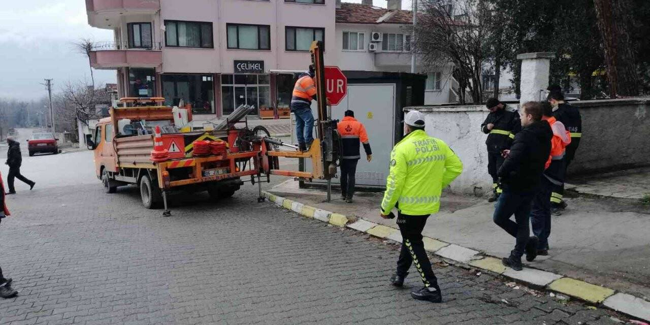 Kargı’da çalınan trafik tabelalarının yerine yenileri konuldu
