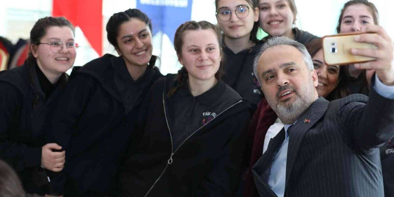 Bursa Büyükşehir’den 3 bin üniversite öğrencisine burs desteği