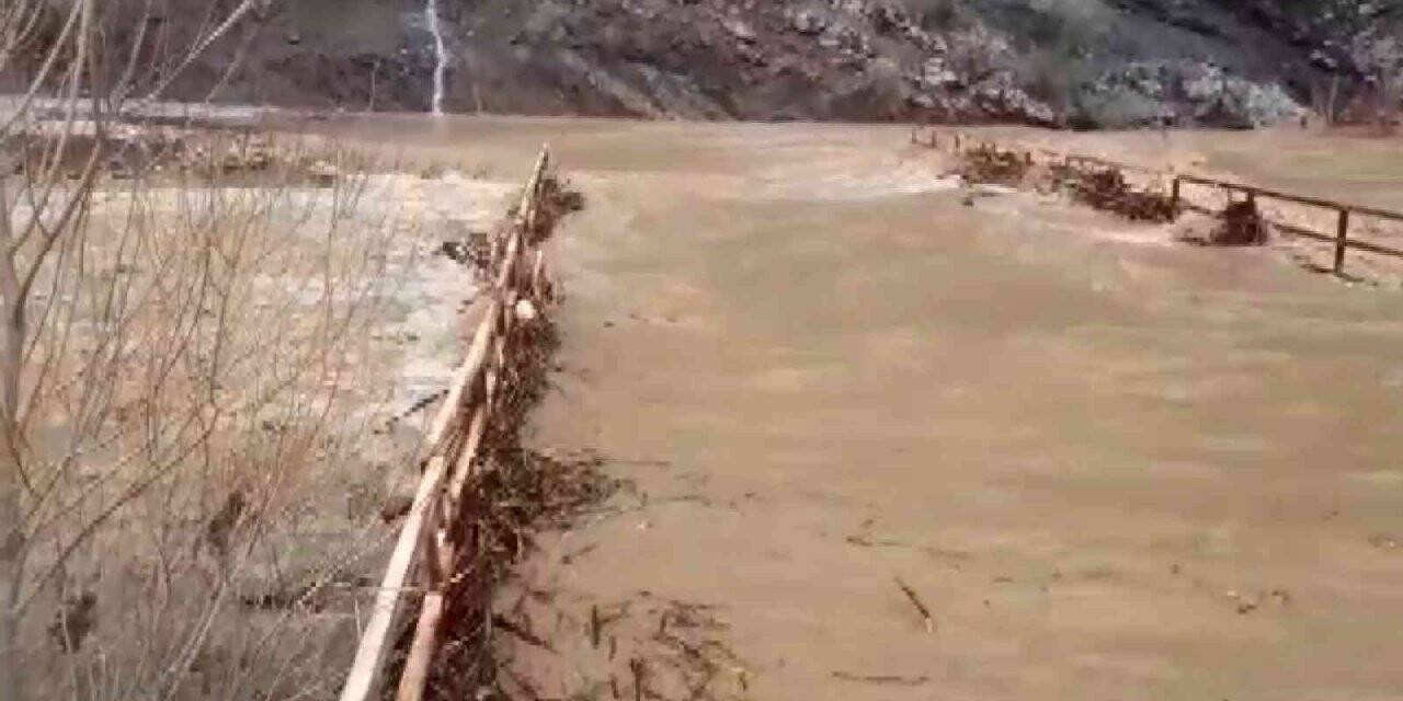 Adıyaman’da dere taştı, köprü suda kayboldu