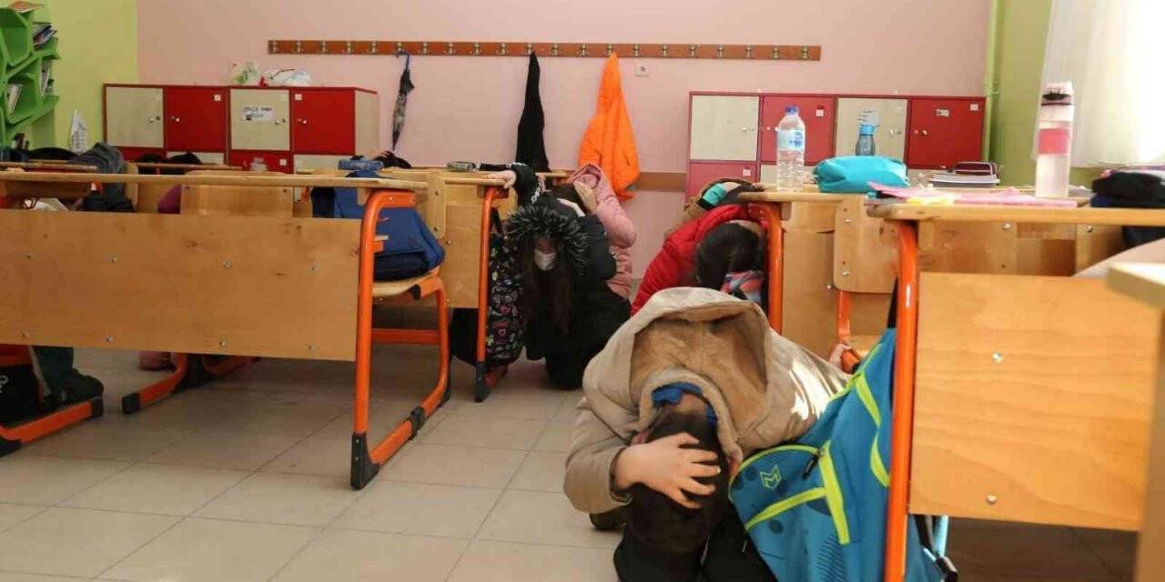 Ortaokulda deprem tatbikatı yapıldı