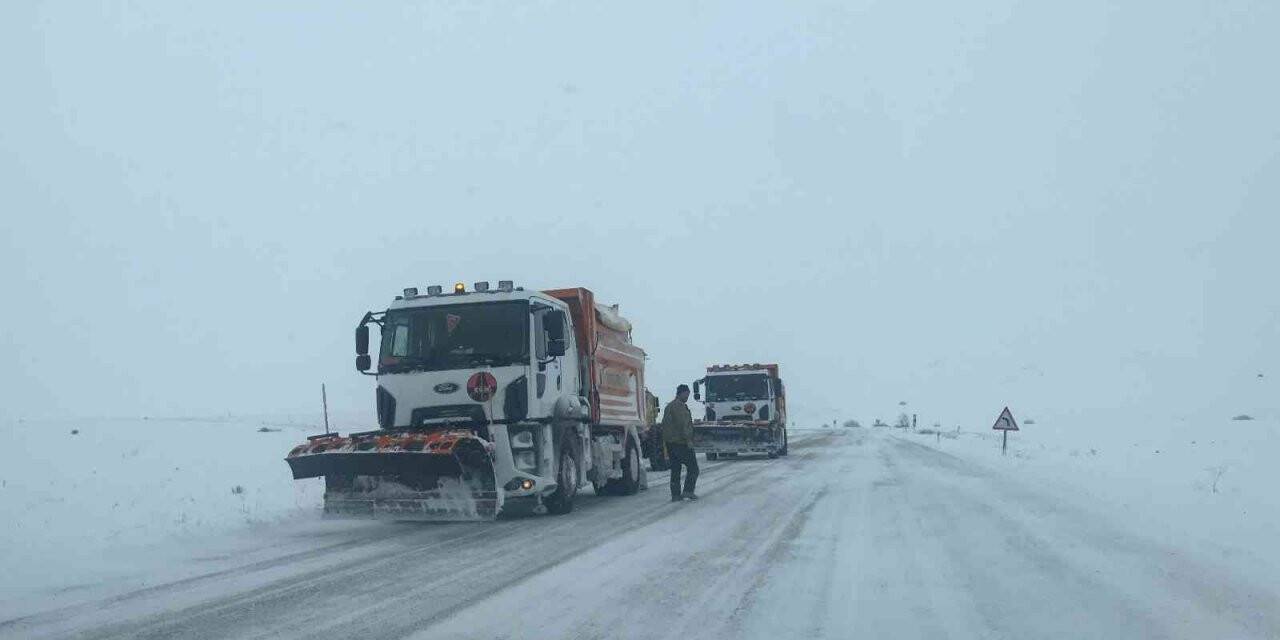 Bayburt’ta kar ve tipiden 5 köy yolu ulaşıma kapandı