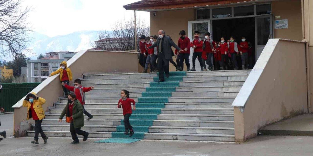 Öğrencilerin depremde neler yapacağı tatbikatla gösterildi