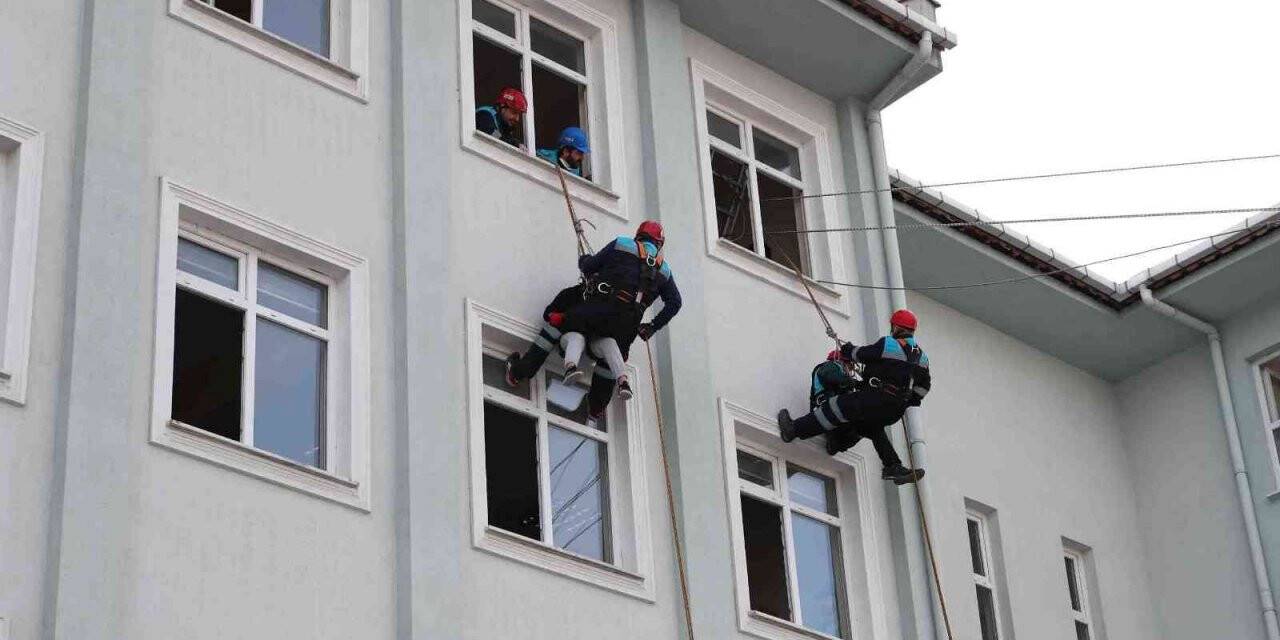 Liseliler 7.2’lik deprem heyecanını yaşadı