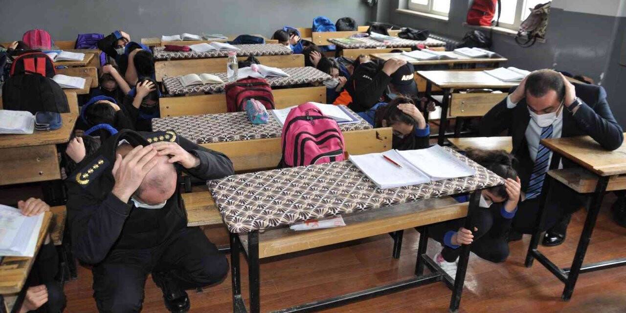 Kars’ta gerçeği aratmayan deprem tatbikatı