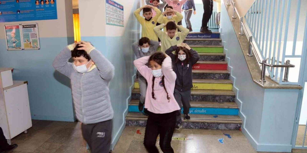 Gaziosmanpaşa’da gerçeğini aratmayan deprem tatbikatı