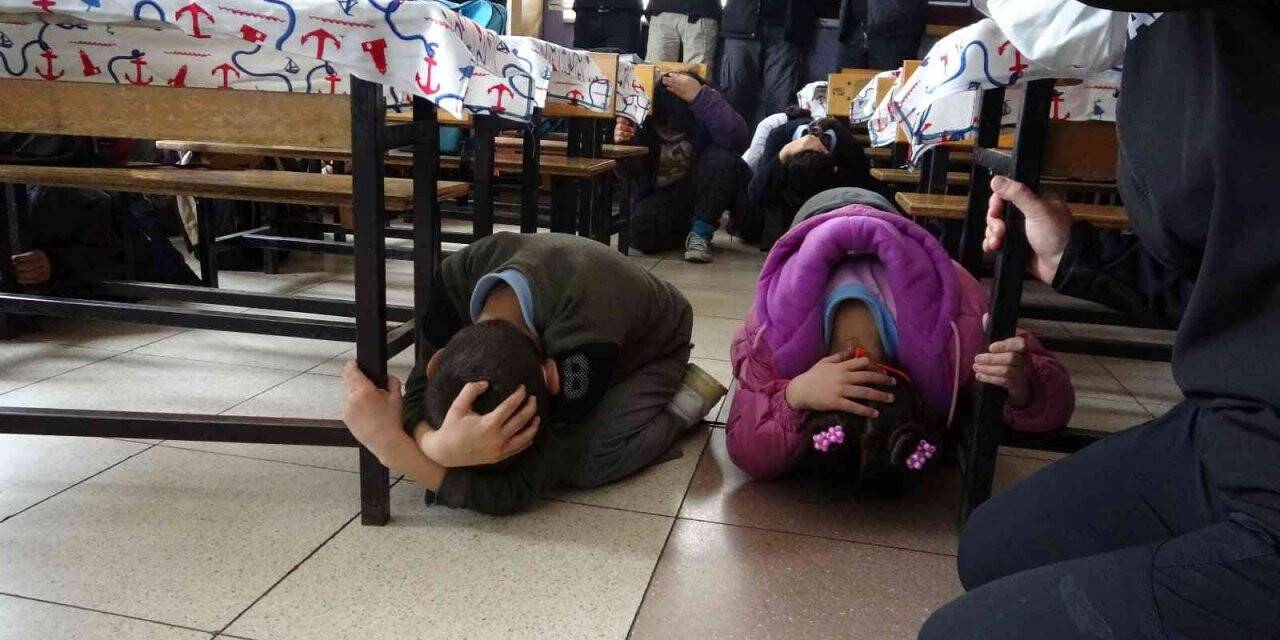 Mersin’deki okullarda deprem tatbikatı