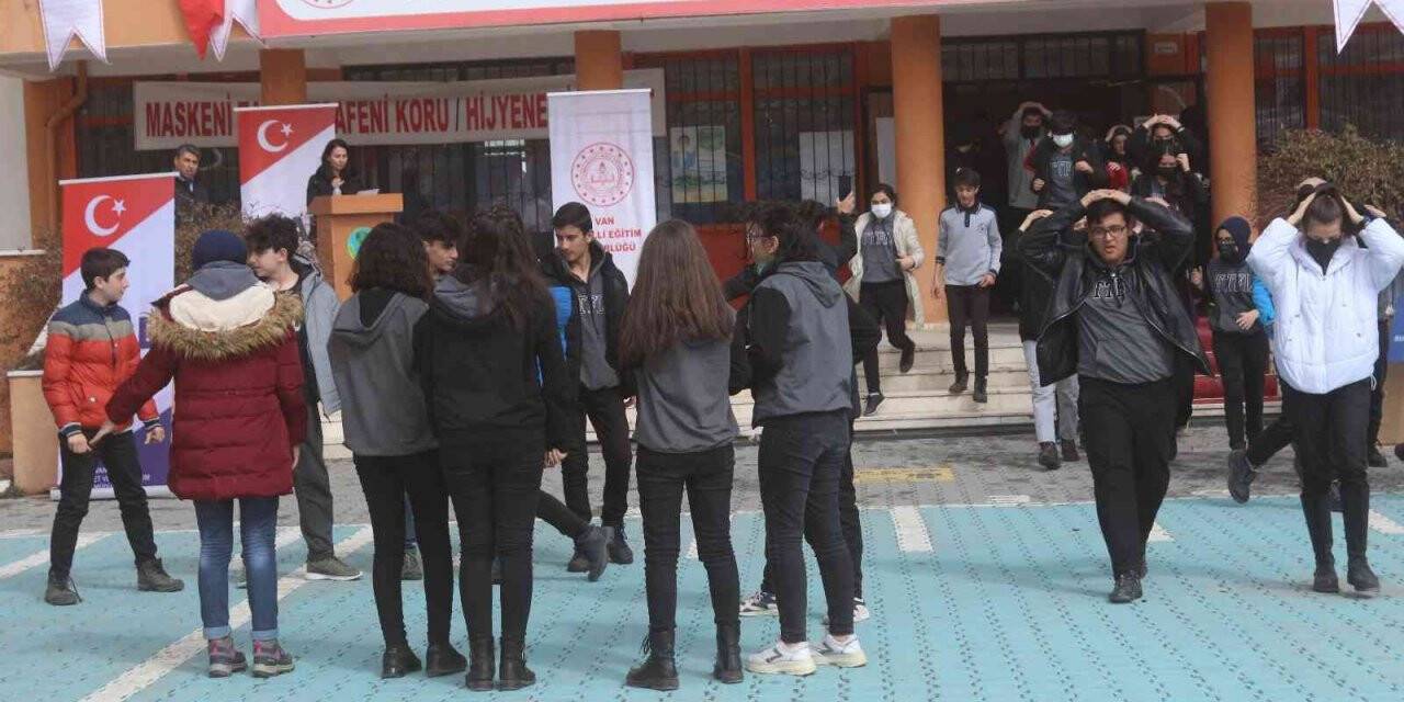 Van’da bin 300 okulda deprem tahliye tatbikatı