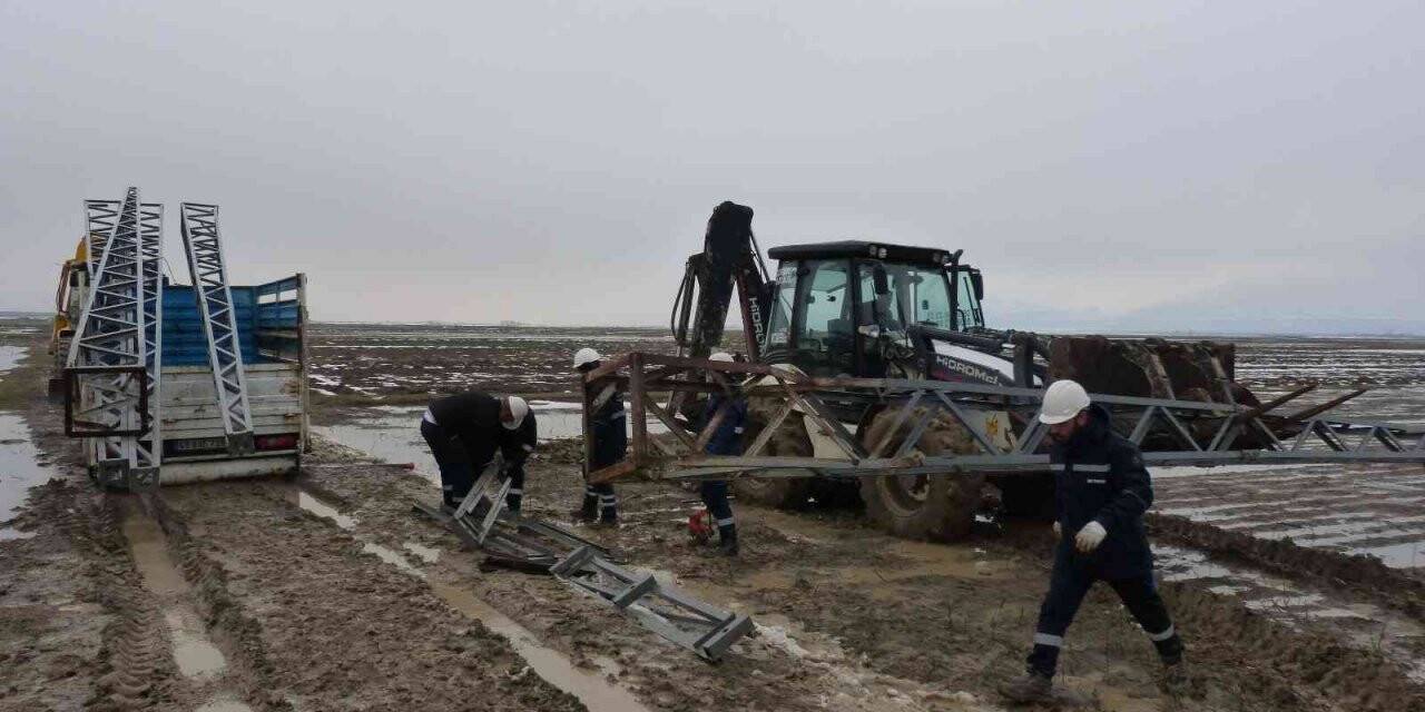Muş’ta fırtına elektrik direklerini devirdi