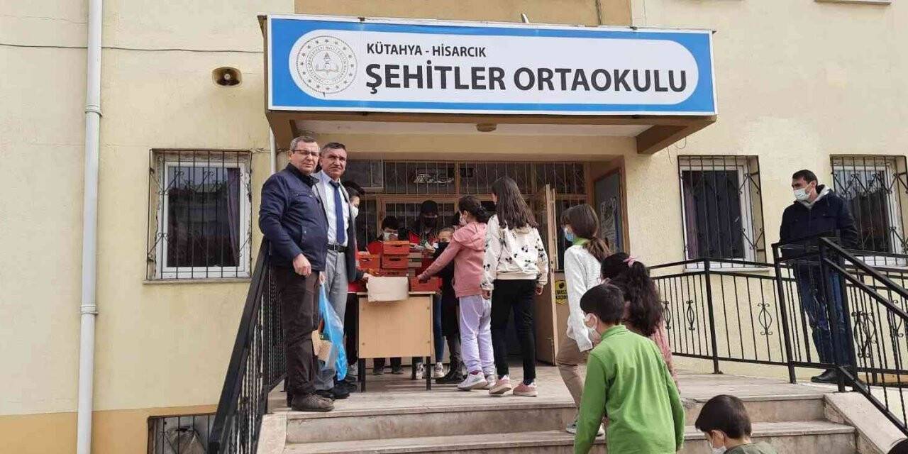 Tatbikata katılan öğrencilere kek ve meyve suyu