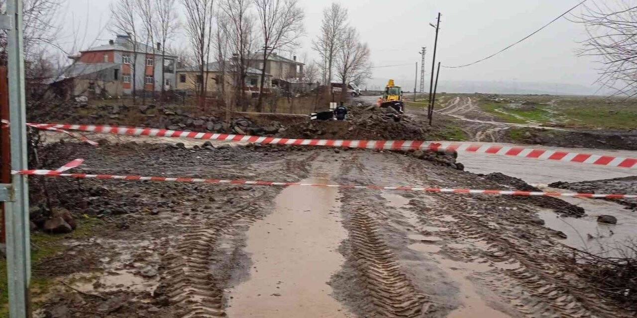 Elazığ’da sel suları altında kalan köprü ulaşıma kapatıldı