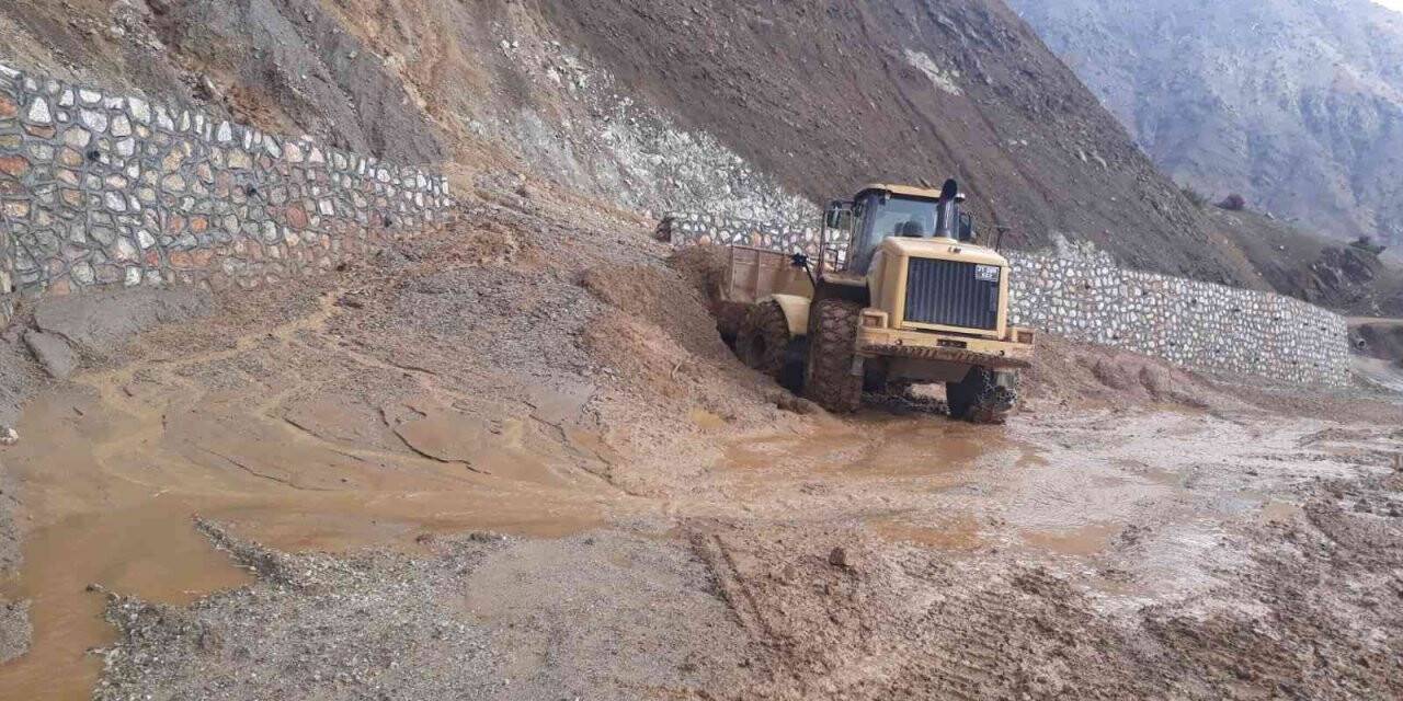 Aşırı yağış alan Kulp’ta bozulan yollar onarıldı