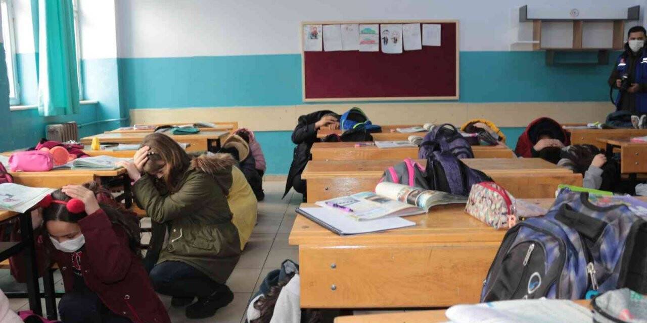 Balıkesir’de ’Deprem Anı ve Tahliye Tatbikatı’ yapıldı