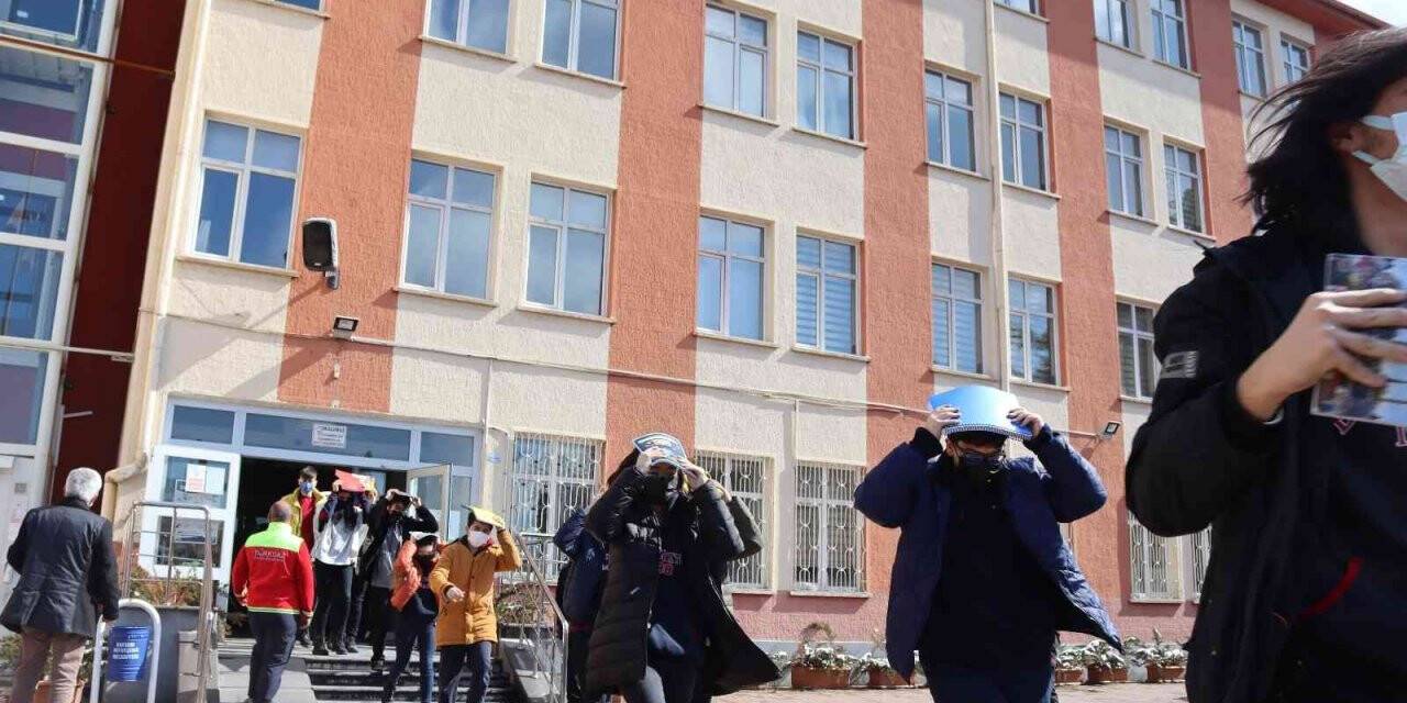 Kayseri’de gerçeğini aratmayan deprem tatbikatı