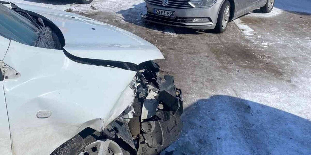 Otomobiller kafa kafaya çarpıştı