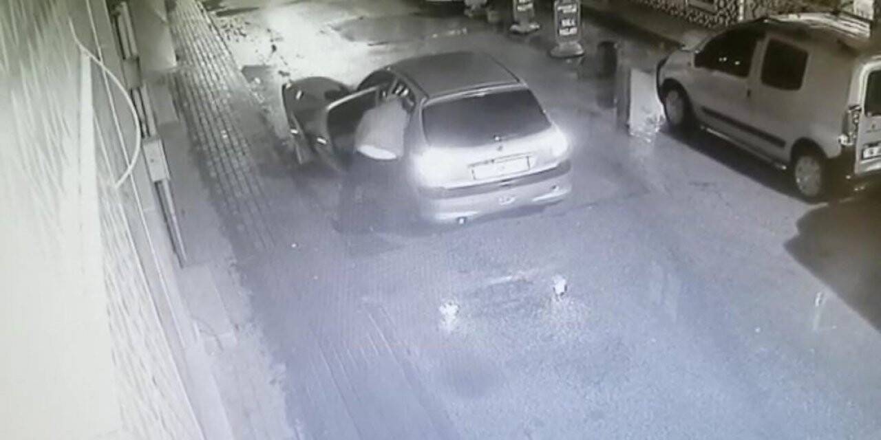 Otomobili ile sokak üzerindeki rögar kapaklarını çalan şüpheli böyle görüntülendi