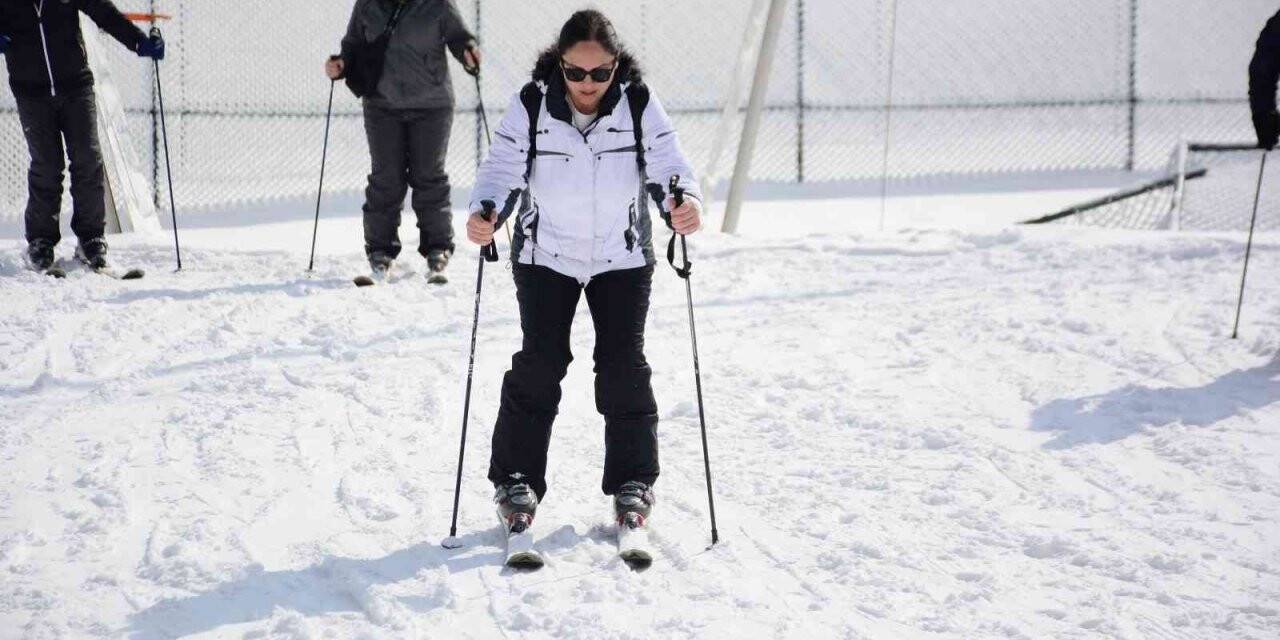 Kayak tutkunları Kartepe’de karın tadını doyasıya çıkardı