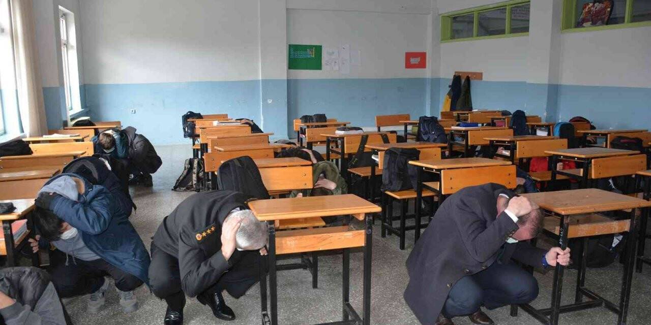 Sinop’ta okullarda deprem tatbikatı