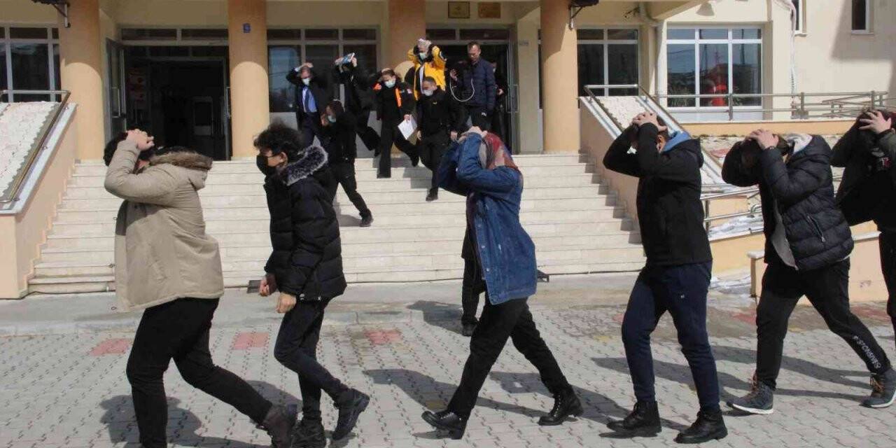 Karaman’da 52 bin kişinin katılımı ile deprem tatbikatı yapıldı