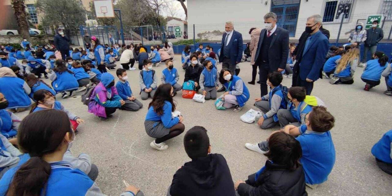 Çeşme’deki okullarda deprem tatbikatı yapıldı