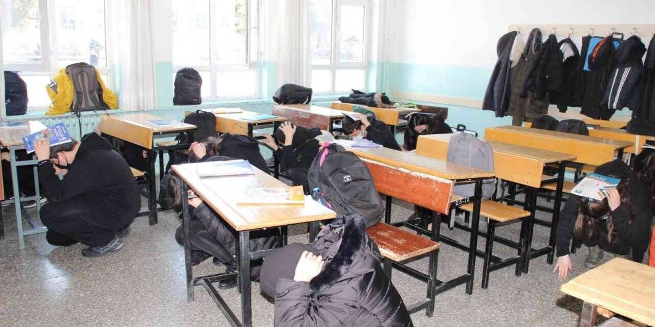 Çorum’daki 56 bin öğrenciyle eş zamanlı deprem tatbikatı