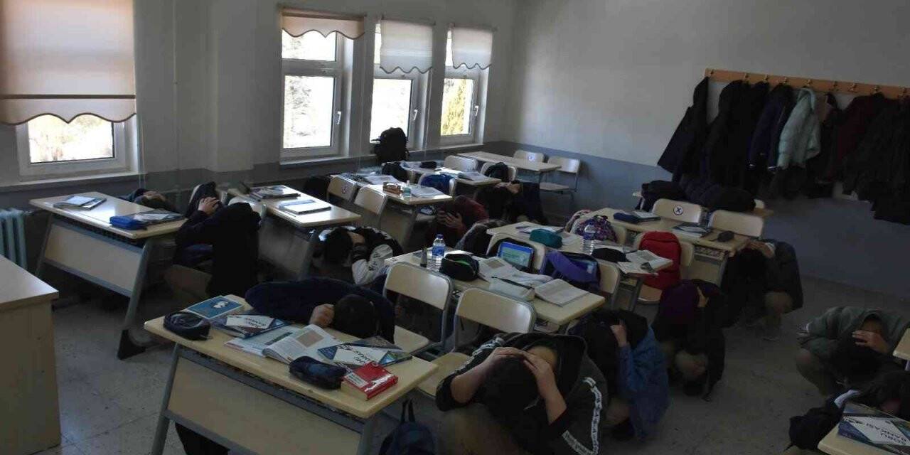 Tosya’daki okullarda eş zamanlı deprem tatbikatı