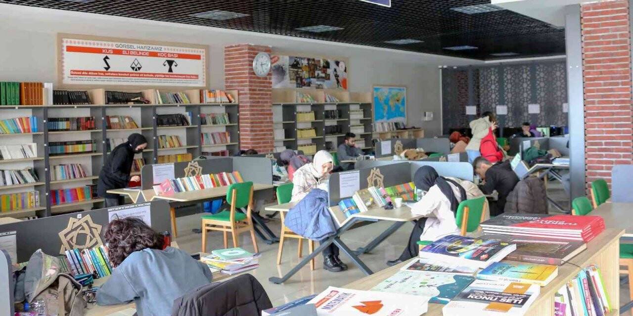 Meram Millet Kıraathanesi gençlerin ilgi odağı oldu