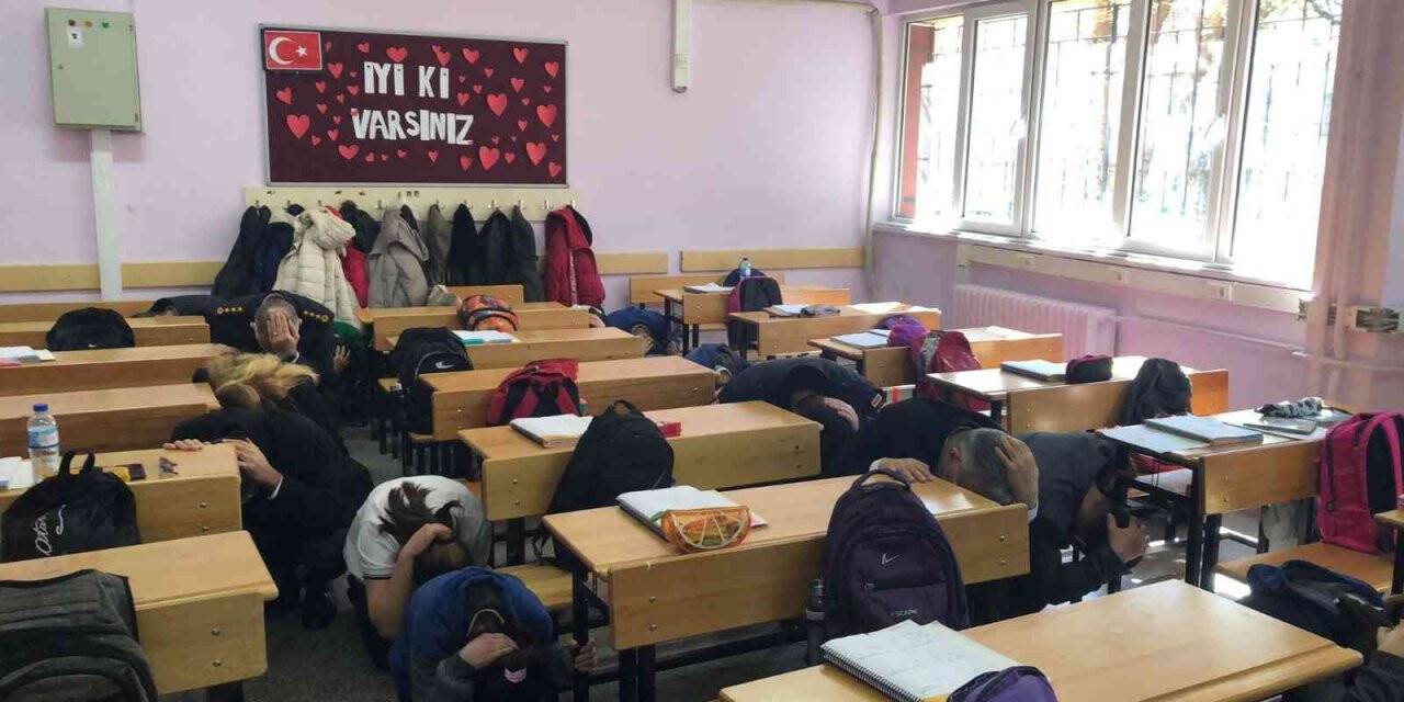 Okul zili yerine siren sesleri çaldı