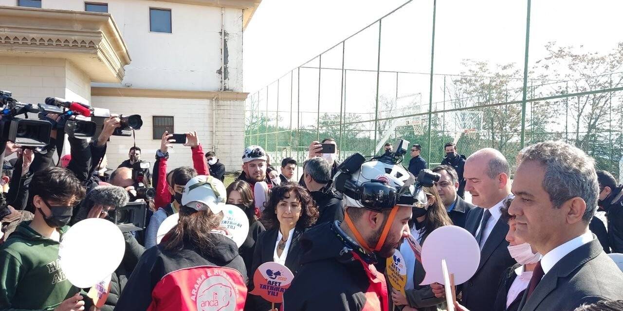 Bakan Özer ve Bakan Soylu öğrencilerle birlikte deprem tatbikatı yaptı