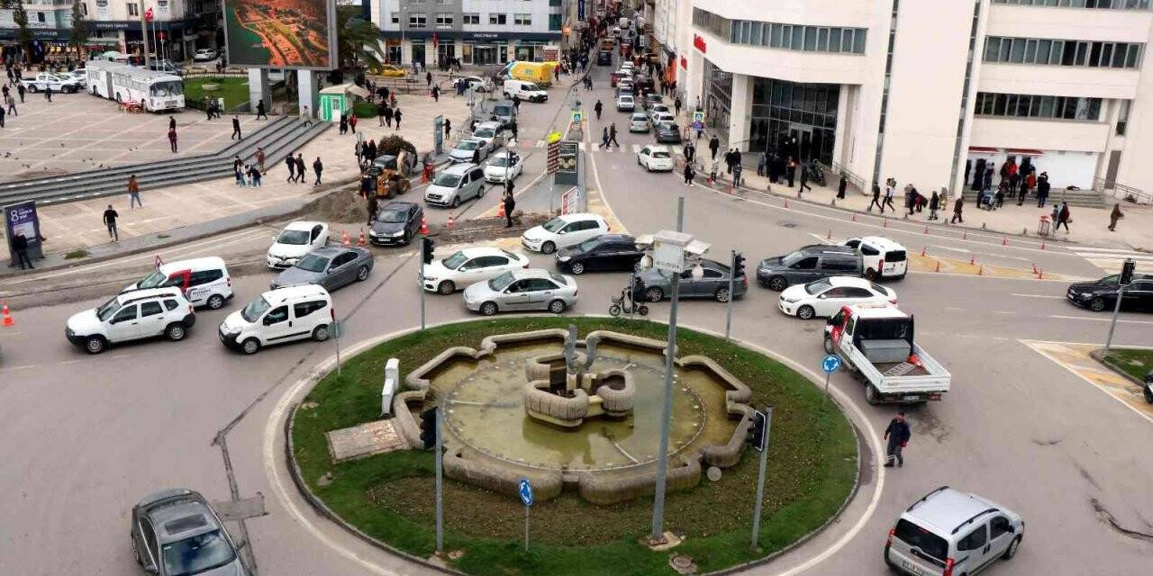 ‘Akıllı kavşak’ çalışmaları Cumhuriyet Meydanı’nda başladı