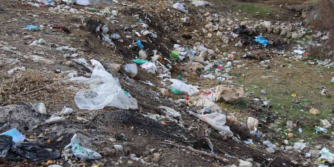 İlçe belediyesi köydeki çöpleri toplamak için ‘davetiye’ bekliyor