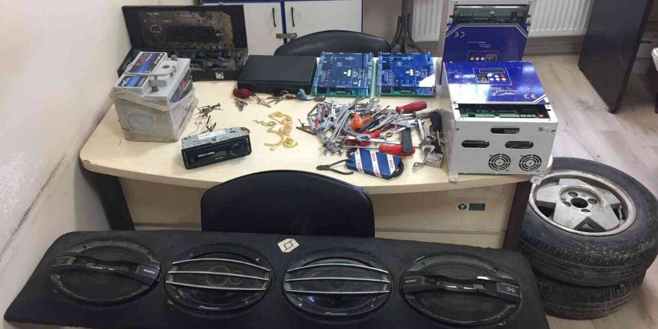 Kovalamaca sonucu durdurulan otomobilde çalıntı malzemeler ele geçirildi