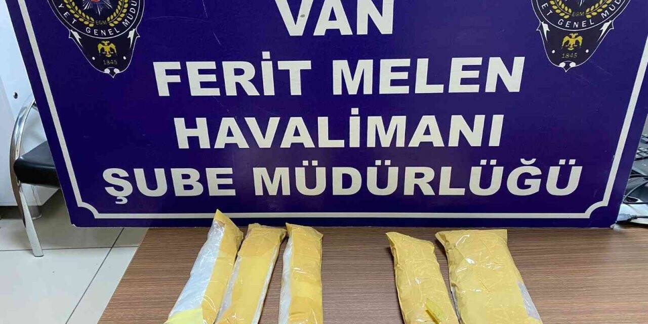 Karın ve kasık bölgesindeki uyuşturucuyla uçağa binmek isterken yakalandı