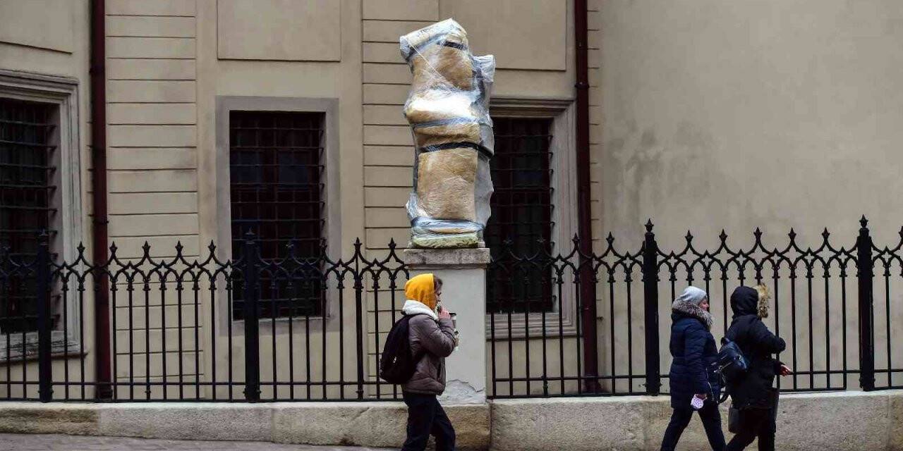 Lviv’de heykellere savaş ihtimaline karşı brandalar çekiliyor