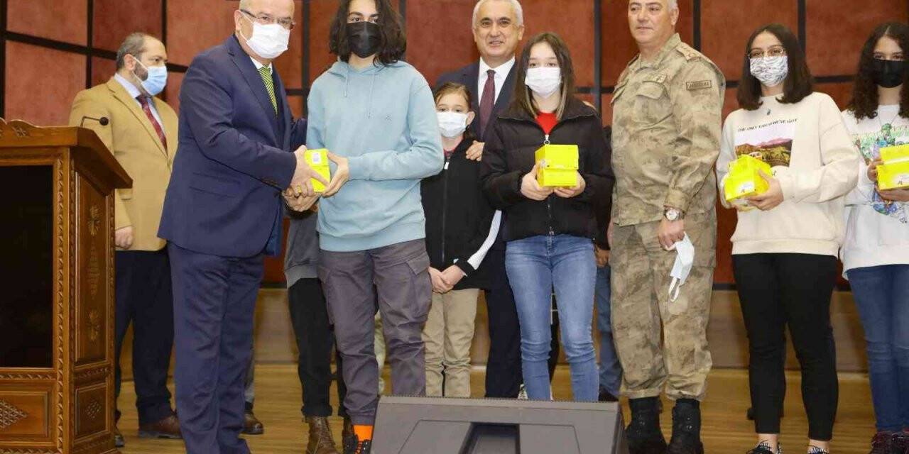 Diyabetli 70 çocuğa sensörlü şeker ölçüm cihazı dağıtıldı