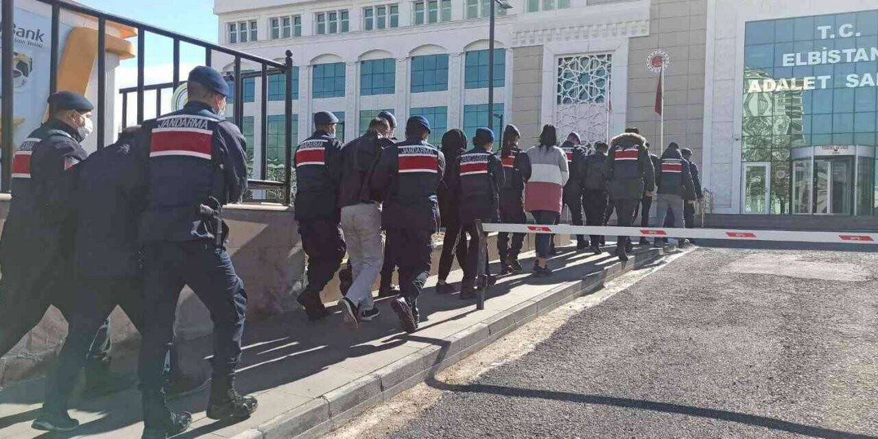 Yaşlı adamı dolandıramadan yakalandılar