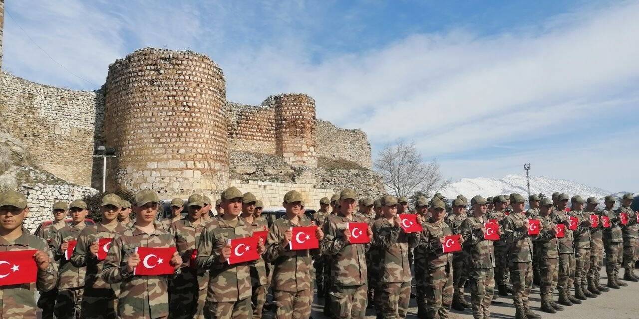 Kahraman komandolar Eğirdir sokaklarını inletti