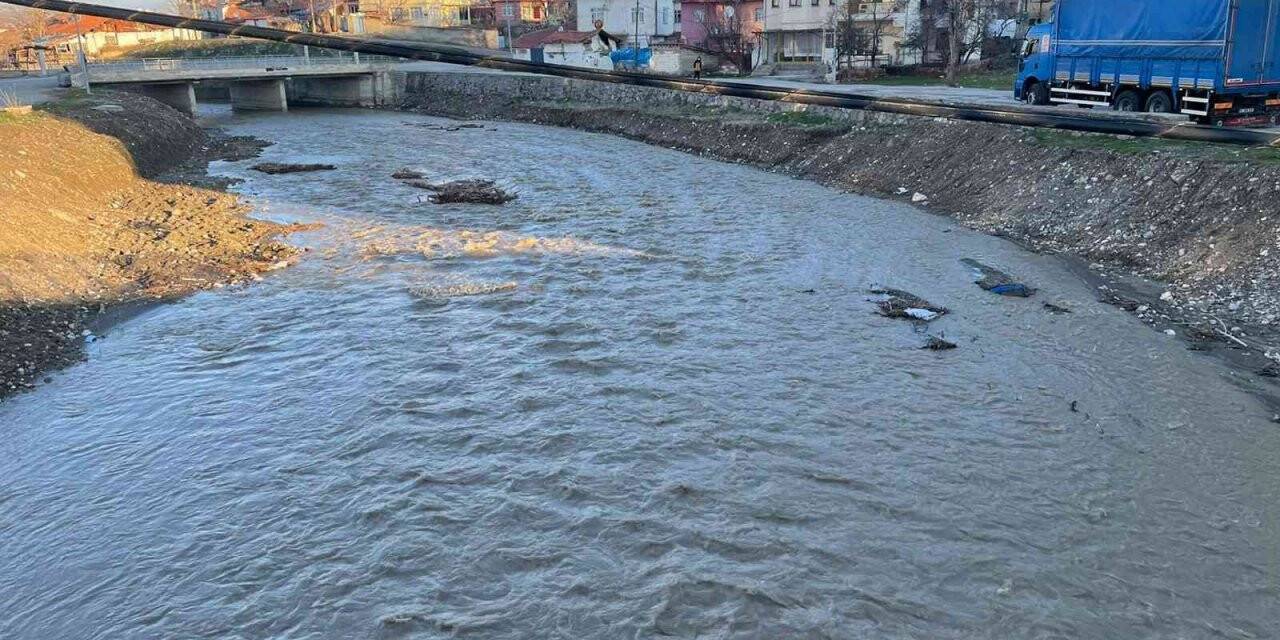 Karlar erimeye başlayınca akarsuların debisi yükseldi