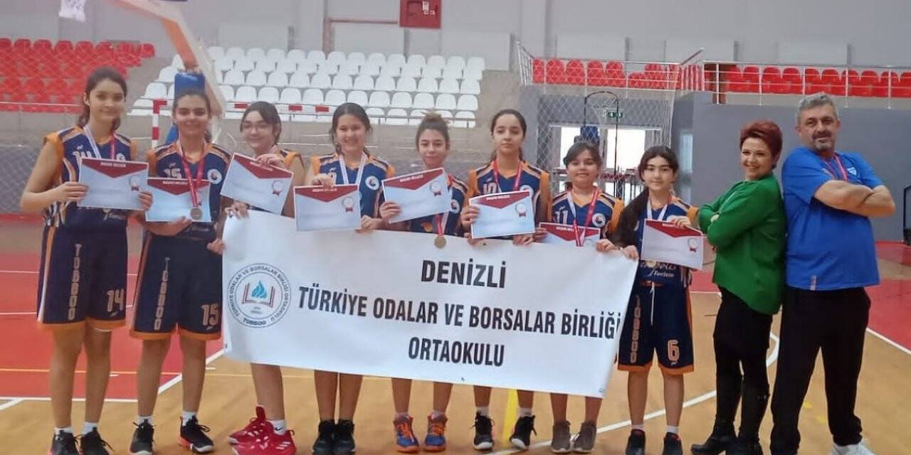 Denizli TOBB Ortaokulu’nun kızları potada yarı finale yükseldi