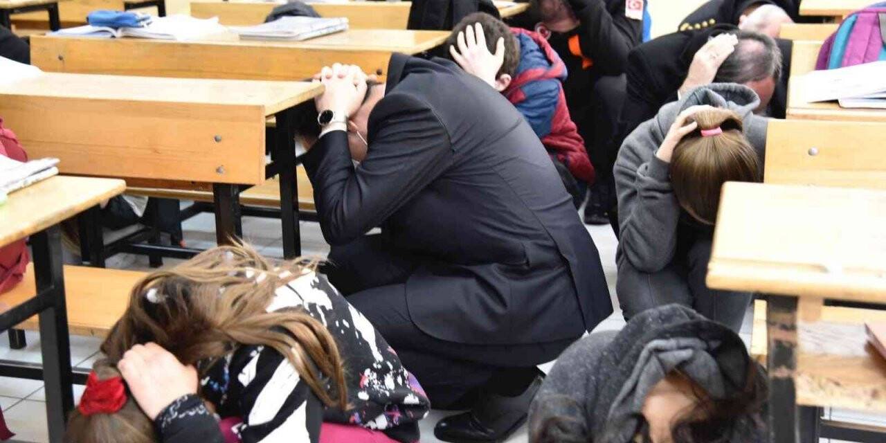 40 bin öğrenci ve öğretmen alarmın çalmasıyla sıranın altında girdi