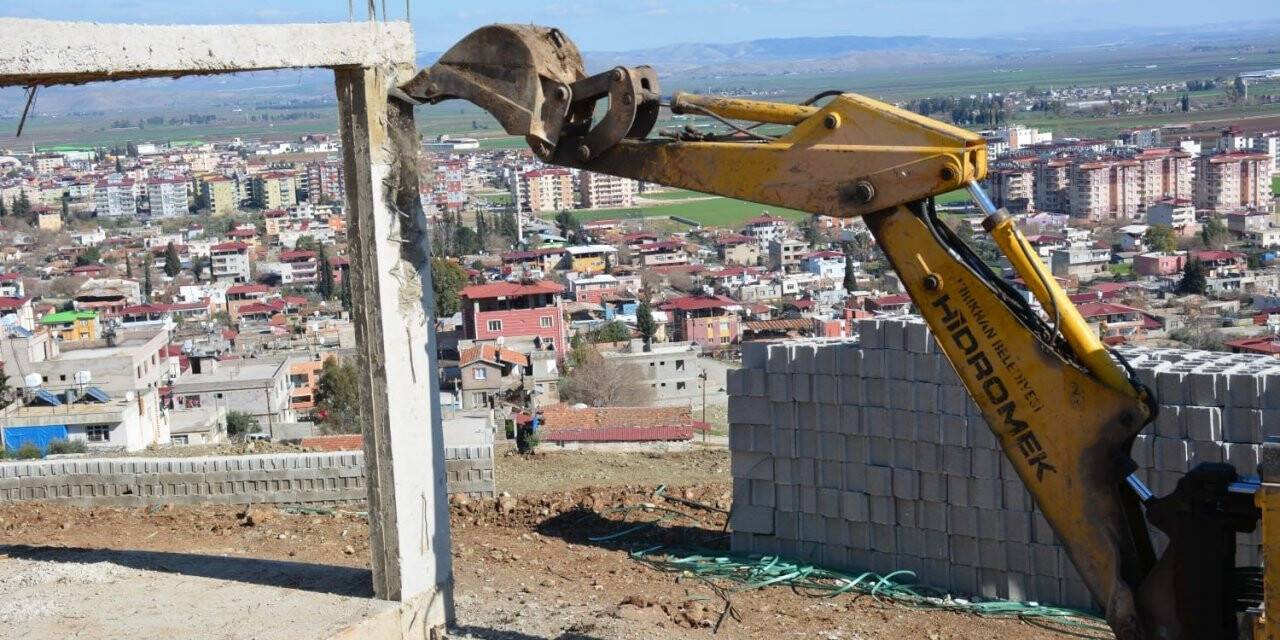 Kırıkhan’da kaçak yapılar yıkıldı