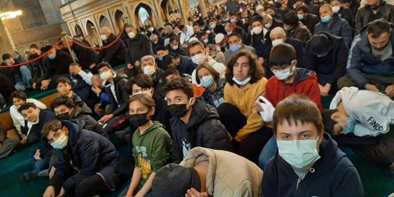 Eyüpsultan’da sabah, Ayasofya’da Cuma namazı kılmak için 650 kilometre yol gittiler