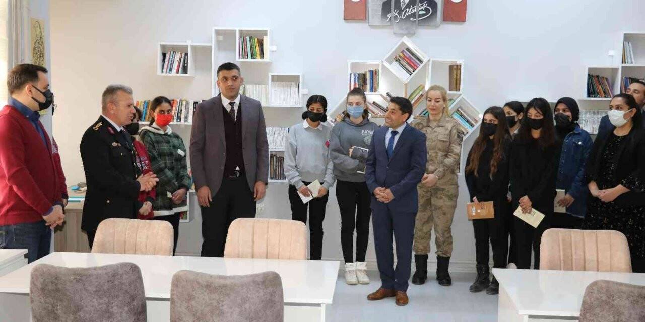 Jandarmadan liseli öğrencilere 3 bin 369 kitap