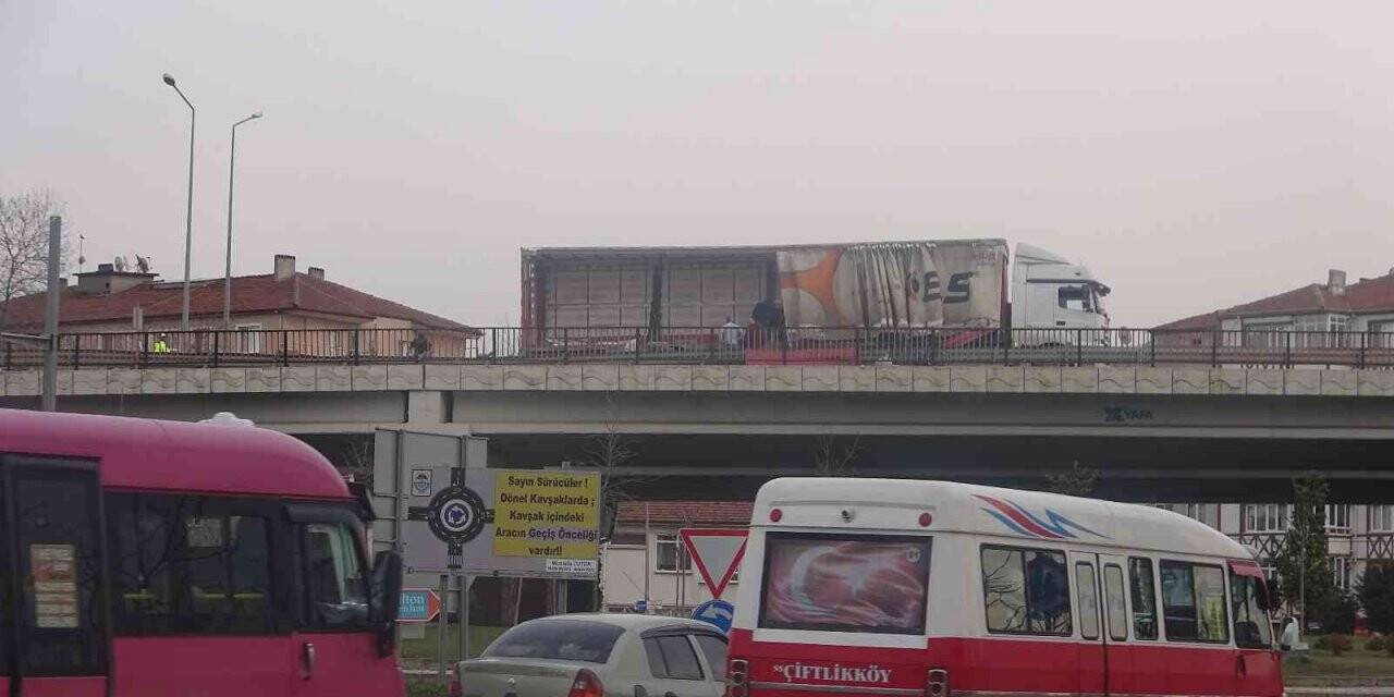 Yalova’da bariyere çarpan tırdaki külçe kurşun yola saçıldı