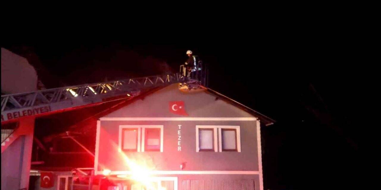 Alevlere teslim olan evinin söndürme çalışmalarını gözyaşlarıyla izledi