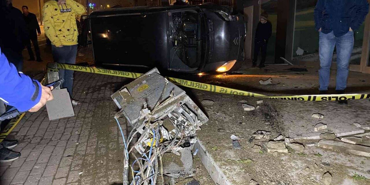 Park halindeki otomobile çarpan hafif ticari araç takla attı